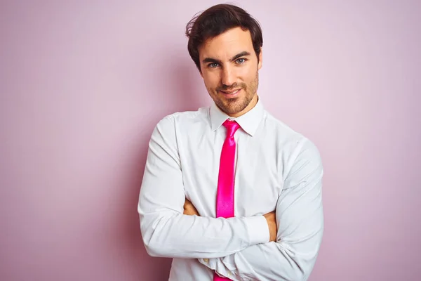 Joven Hombre Negocios Guapo Con Camisa Corbata Pie Sobre Fondo —  Fotos de Stock