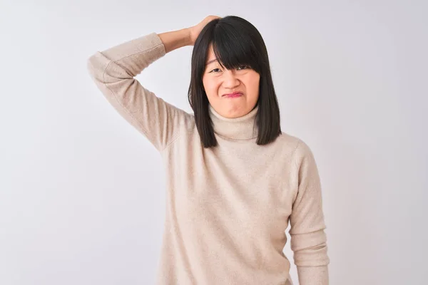 Junge Schöne Chinesin Trägt Rollkragenpullover Über Isoliertem Weißem Hintergrund Verwirren — Stockfoto