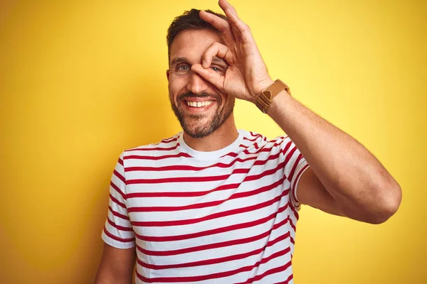 Jonge Knappe Man Draagt Casual Rood Gestreepte Shirt Gele Geïsoleerde — Stockfoto