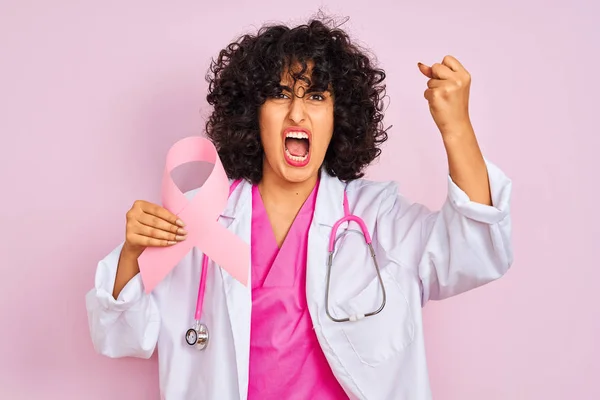Junge Arabische Ärztin Mit Lockigem Haar Krebsband Vor Isoliertem Rosa — Stockfoto