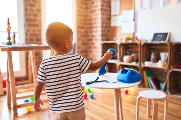 Schönes Kleinkind Spielt Kindergarten Mit Blauem Telefon — Stockfoto
