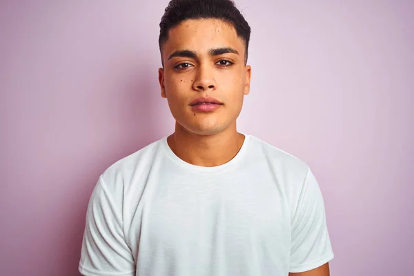 年轻的巴西男人穿着T恤 站在孤立的粉色背景上 脸上带着自信的表情 满不在乎 — 图库照片