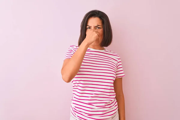 Joven Hermosa Mujer Con Camiseta Rayas Pie Sobre Fondo Rosa —  Fotos de Stock