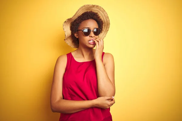 Afro Amerikaanse Vrouw Draagt Zomerhoed Zonnebril Geel Geïsoleerde Achtergrond Kijken — Stockfoto