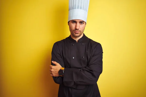 Homem Jovem Chef Vestindo Uniforme Chapéu Sobre Fundo Amarelo Isolado — Fotografia de Stock