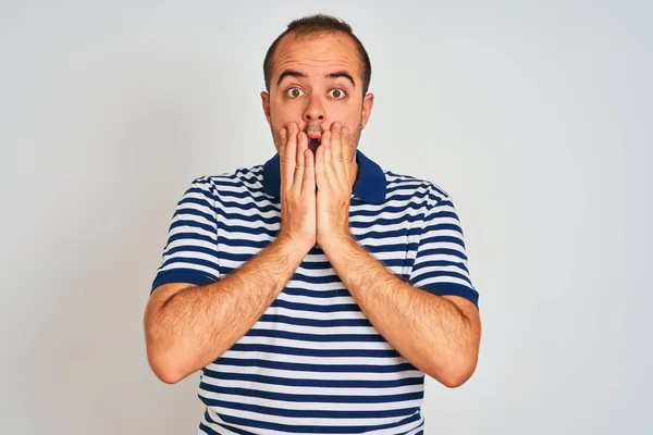 Jeune Homme Portant Occasionnel Polo Rayé Debout Sur Fond Blanc — Photo