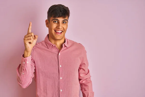 Mladý Indián Elegantní Košili Stojící Nad Izolovaným Růžovým Pozadím Ukazující — Stock fotografie