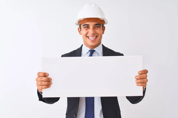 잘생긴 건축가가 헬멧을 채외진 위에서 현수막을 얼굴로 있으며 자신있는 미소를 — 스톡 사진