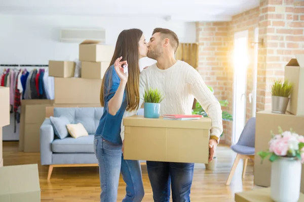 Jong Paar Verhuizen Naar Een Nieuw Huis Knuffelen Liefde Tonen — Stockfoto