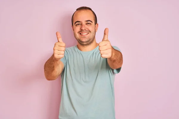 Hombre Joven Con Camiseta Casual Azul Pie Sobre Fondo Rosa —  Fotos de Stock