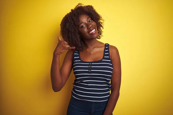 Mujer Afro Africana Joven Que Usa Una Camiseta Rayas Sobre — Foto de Stock