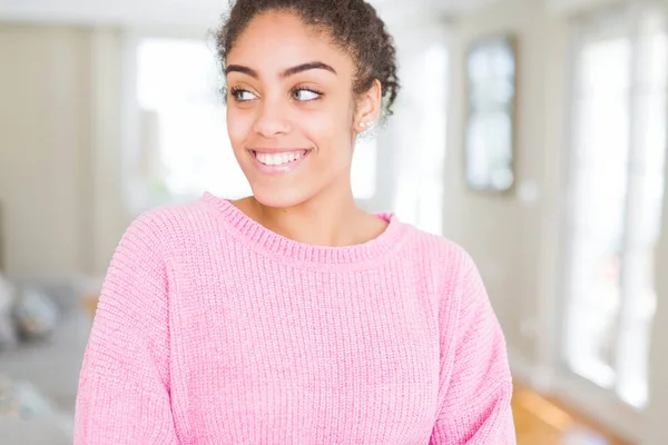 Jovem Mulher Americana Africana Bonita Com Cabelo Afro Sorrindo Lado — Fotografia de Stock