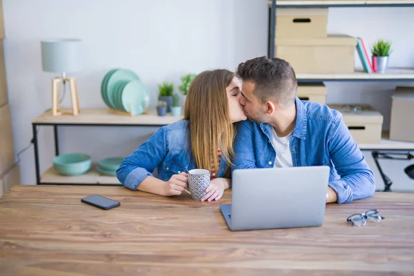 Junges Paar Entspannt Einen Kaffee Trinkend Und Den Computer Laptop — Stockfoto