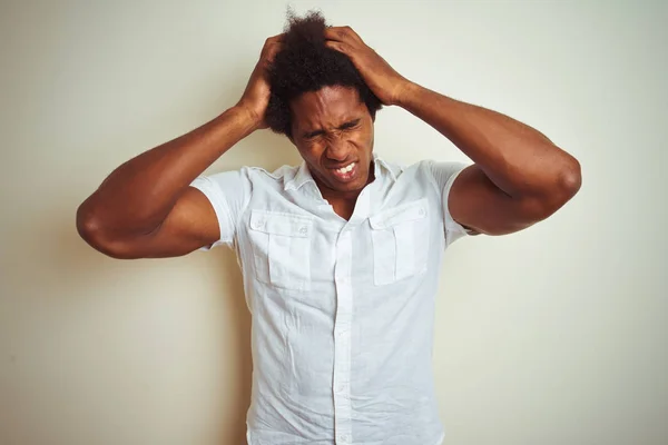 Африканський Американський Чоловік Волоссям Африканського Кольору Одягнений Сорочку Стоїть Над — стокове фото
