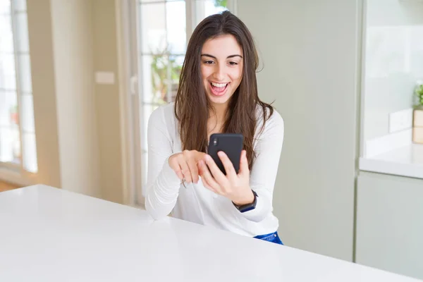 Jovem Mulher Usando Smartphone Sorrindo Mensagens Texto Felizes Digitação — Fotografia de Stock