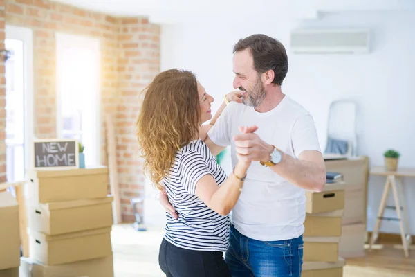 Orta yaş Senior çift yeni bir eve hareket, dans ve SMIL