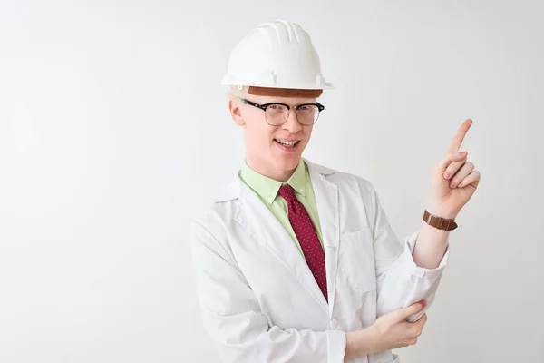 Albino Scienziato Uomo Indossando Occhiali Casco Piedi Sopra Isolato Sfondo — Foto Stock