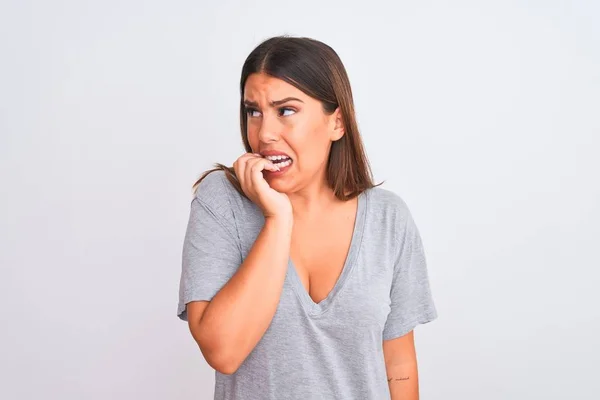 Portret Van Een Mooie Jonge Vrouw Die Een Geïsoleerde Witte — Stockfoto