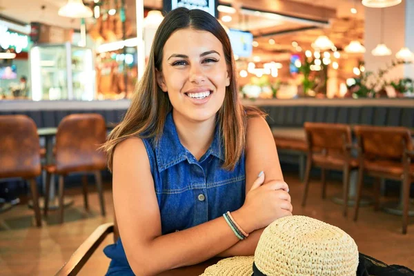 Wanita Cantik Muda Yang Duduk Restoran Bandara — Stok Foto