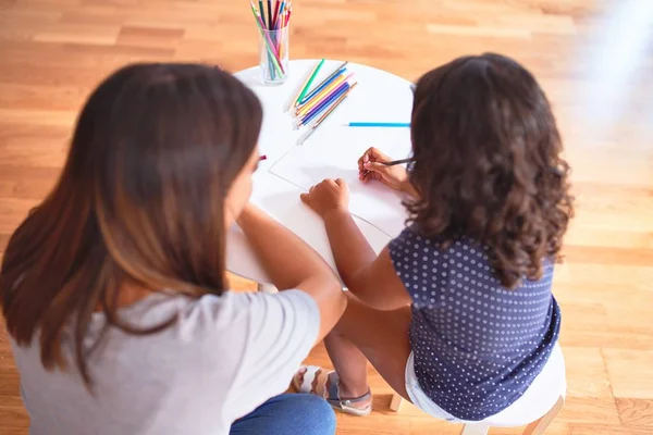 Hermosa Maestra Niña Dibujando Dibujo Utilizando Lápices Colores Jardín Infantes — Foto de Stock