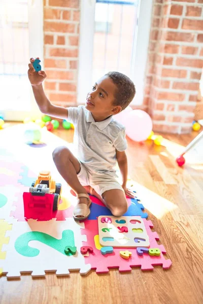 Mooie Afrikaanse Amerikaanse Peuter Spelen Met Wiskunde Spel Met Behulp — Stockfoto