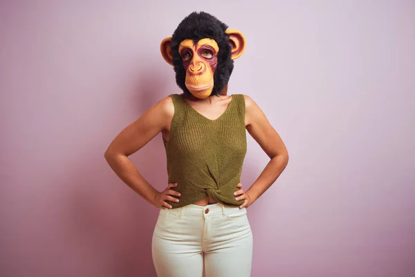 Kvinna Stående Klädd Shirt Och Monkey Mask — Stockfoto