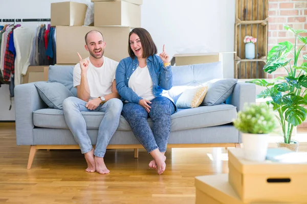 Jong Stel Zit Bank Rond Kartonnen Dozen Verplaatsen Naar Een — Stockfoto