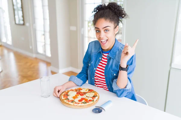 Joven Mujer Afroamericana Comiendo Pizza Casera Queso Mozzarella Muy Feliz —  Fotos de Stock