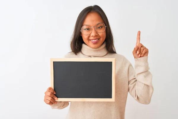 Jonge Chinese Vrouw Dragen Glazen Houden Blackboard Geïsoleerde Witte Achtergrond — Stockfoto