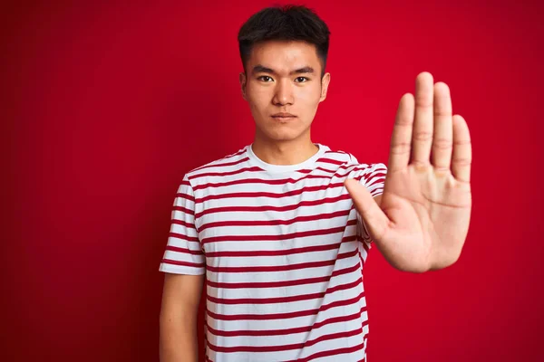 Jovem Asiático Chinês Homem Vestindo Listrado Shirt Sobre Isolado Vermelho — Fotografia de Stock