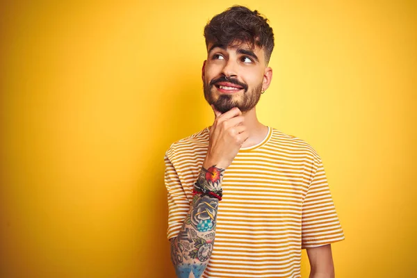 Jovem Com Tatuagem Vestindo Camiseta Listrada Sobre Fundo Amarelo Isolado — Fotografia de Stock