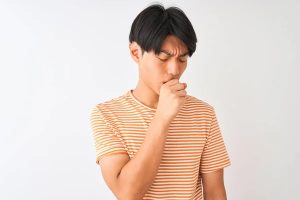 寒さや気管支炎の症状として咳をしないように隔離された白い背景感の上に立ってカジュアルな縞模様のTシャツを着て若い中国人男性 医療の概念 — ストック写真