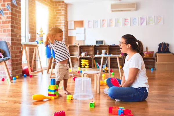 Beautiful Teacher Toddler Boy Playing Drum Using Skitlle Plastic Basket — Stockfoto