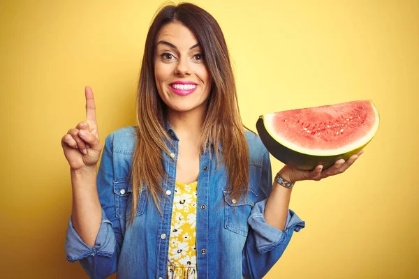 Jovem Mulher Bonita Comendo Fatia Melancia Saudável Fresca Sobre Fundo — Fotografia de Stock