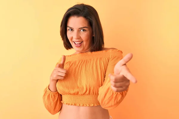 Mujer Hermosa Joven Con Camiseta Casual Pie Sobre Fondo Naranja —  Fotos de Stock