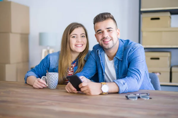 Ungt Par Avkopplande Dricka Kopp Kaffe Och Använda Smartphone Sitter — Stockfoto