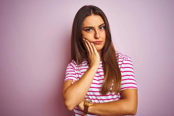 Giovane Bella Donna Indossa Shirt Righe Piedi Sopra Isolato Sfondo — Foto Stock