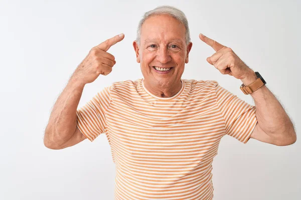 Älterer Grauhaariger Mann Mit Gestreiftem Shirt Der Vor Isoliertem Weißem — Stockfoto