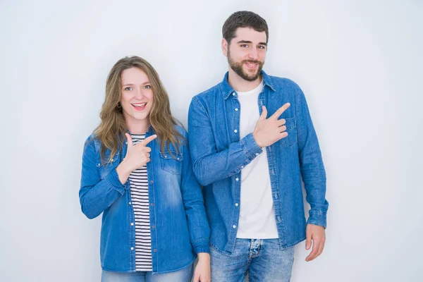 Jovem Casal Bonito Juntos Sobre Fundo Isolado Branco Alegre Com — Fotografia de Stock