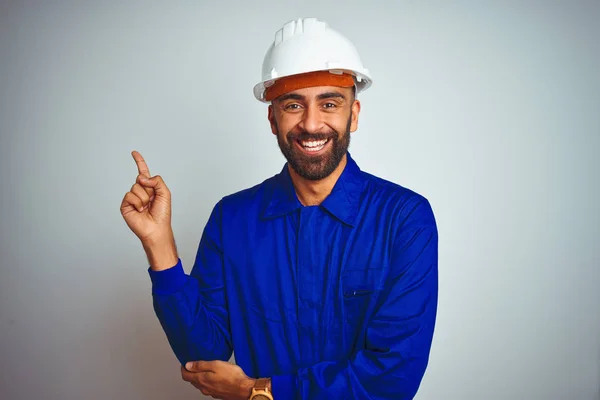 Homem Trabalhador Indiano Bonito Vestindo Uniforme Capacete Sobre Fundo Branco — Fotografia de Stock