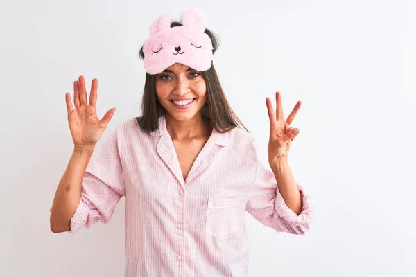 Jovem Mulher Bonita Usando Máscara Sono Pijama Sobre Fundo Branco — Fotografia de Stock