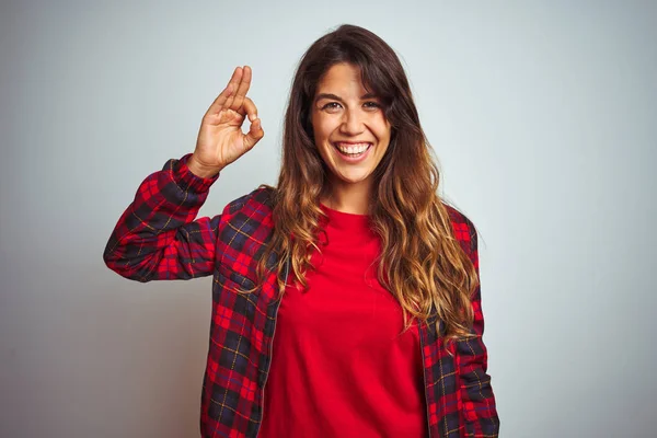 Junge Schöne Frau Rotem Shirt Und Jacke Die Über Weißem — Stockfoto