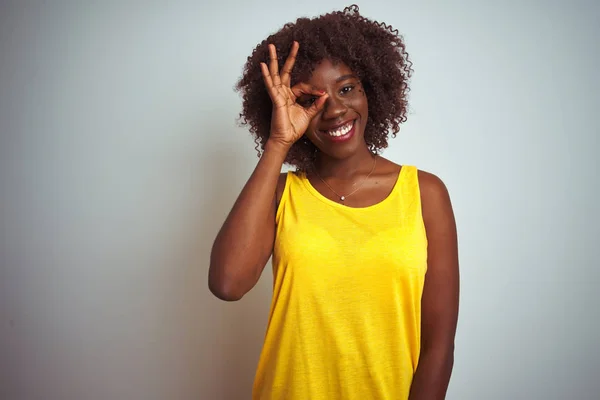 Mujer Afro Africana Joven Con Camiseta Amarilla Sobre Fondo Blanco —  Fotos de Stock