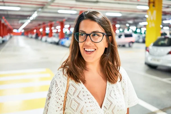Jonge Vrouw Glimlachen Zelfverzekerd Ondergrondse Parkeerplaats Rond Auto Lichten — Stockfoto