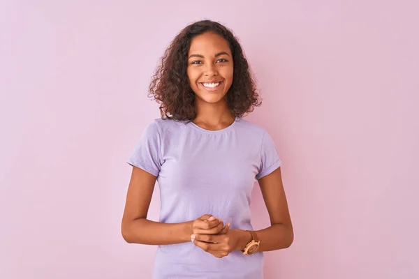 年轻的巴西女人穿着T恤 手挽手站在孤立的粉色背景上 交叉的手指微笑着放松而快乐 成功与乐观 — 图库照片