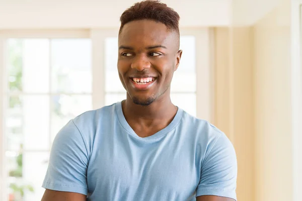 Guapo Joven Africano Sonriendo Alegre Con Los Brazos Cruzados —  Fotos de Stock