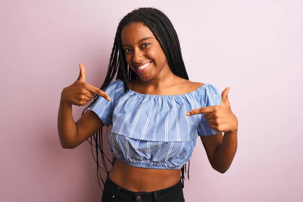 Mulher Afro Americana Vestindo Camiseta Listrada Sobre Fundo Rosa Isolado — Fotografia de Stock