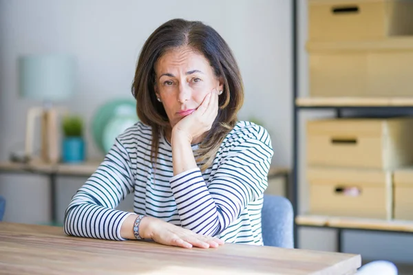 Mujer Mayor Mediana Edad Sentada Mesa Casa Pensando Que Cansada —  Fotos de Stock