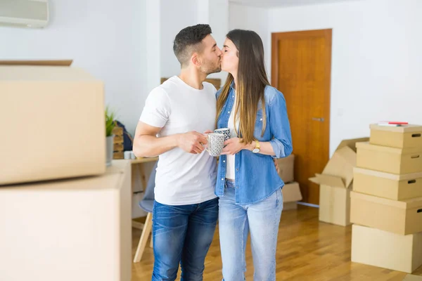 Schönes Paar Zieht Ein Neues Haus Lächelt Fröhlich Und Trinkt — Stockfoto