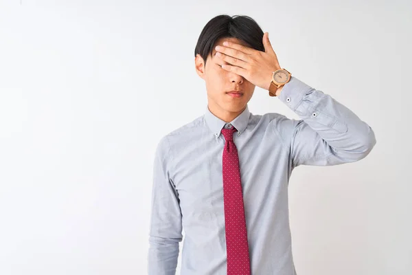 Hombre Negocios Chino Con Elegante Corbata Pie Sobre Fondo Blanco — Foto de Stock